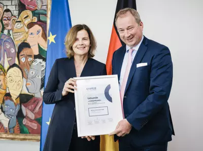 Mark und Anja Scholze nehmen den Wirtschaftspreis "Vorsprung 2022" entgegen