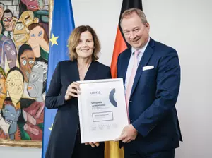 Mark und Anja Scholze nehmen den Wirtschaftspreis "Vorsprung 2022" entgegen Mark und Anja Scholze nehmen den Wirtschaftspreis "Vorsprung 2022" entgegen